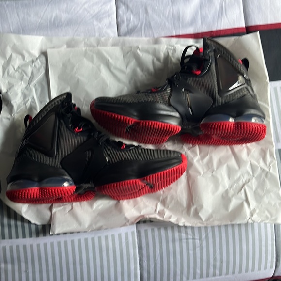 Lebron XIX (GS) Boys Basketball shoes - Picture 9 of 9